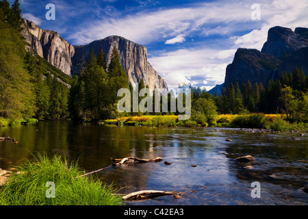 Schöne inspirierende Natur Landschaften, malerischen Yosemite Valley im Yosemite National Park, El Capitan, blauer Himmel und Wolken im Merced River nieder Stockfoto