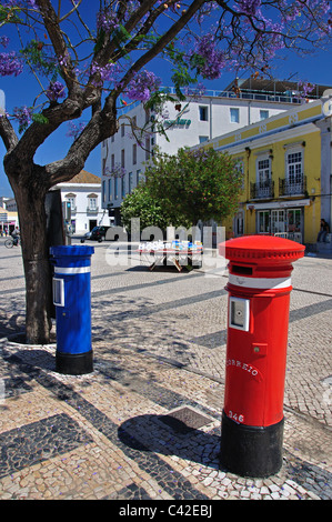 Farbenfrohe Briefkästen in Prac Dom Francisco Gomes, Altstadt, Faro, Algarve, Portugal Stockfoto