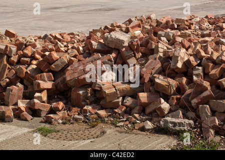 Ziegel Bauschutt auf ein Abbruchbaustelle Abstand. North Walsham, Norfolk. Stockfoto