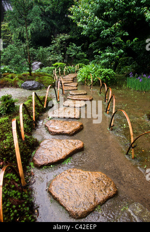 Steinstufen und Weg im Garten von Engaku-Ji (Tempel), Kita-Kamakura, Kanagawa Prefecdture, Japan Stockfoto