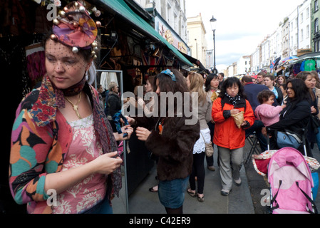 Hut-Shop des Verkäufers bei Portobello Road Strassenmarkt Notting Hill Gate, London England UK KATHY DEWITT Stockfoto