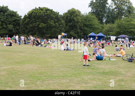 Erholung. Menschen picknicken und Relaxen in Verulamium Park, St. Albans, Hertfordshire, England. Stockfoto