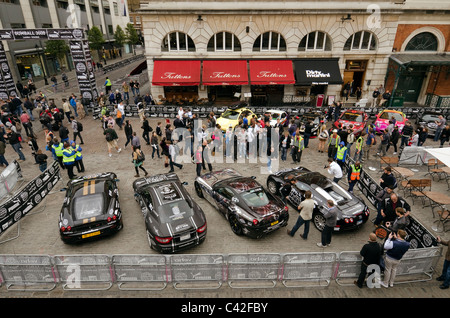 Luftaufnahme des Autos geparkt am Covent Garden Piazza zu Beginn des Gumball Rally 3000 London UK Stockfoto