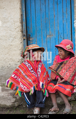 Peru, Patakancha, Patacancha, Dorf in der Nähe von Ollantaytambo. Indischen Jungen und Mädchen in traditioneller Tracht. Stockfoto