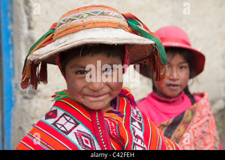 Peru, Patakancha, Patacancha, Dorf in der Nähe von Ollantaytambo. Indischen Jungen und Mädchen in traditioneller Tracht. Stockfoto