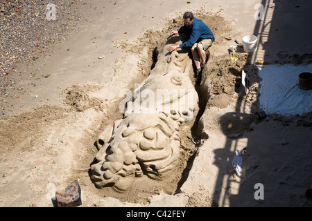 Man Gebäude Sand Drachen entlang den Ufern der Themse Stockfoto