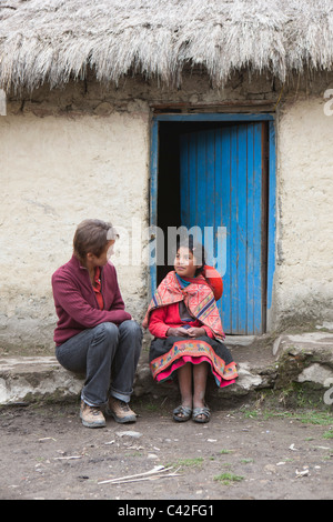 Peru, Patakancha, Patacancha, Dorf in der Nähe von Ollantaytambo. Indische Mädchen in Tracht und Tourist, Frau. Stockfoto