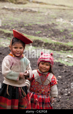 Peru, Patakancha, Patacancha, Dorf in der Nähe von Ollantaytambo. Indische Mädchen in traditioneller Tracht. Stockfoto