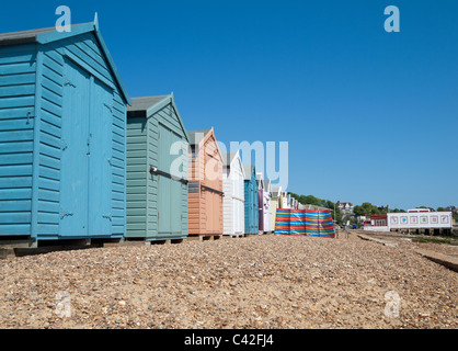 Bunte Strandhäuschen am Strand von Felixstowe, Suffolk, England. Stockfoto