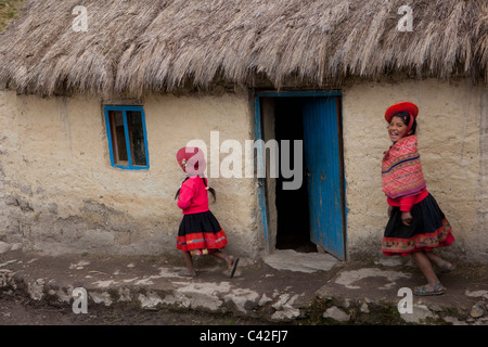 Peru, Patakancha, Patacancha, Dorf in der Nähe von Ollantaytambo. Indische Mädchen in traditioneller Kleidung ausgeführt. Stockfoto