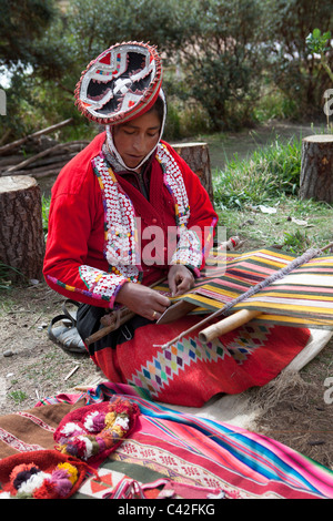 Peru, Patakancha, Patacancha, Dorf in der Nähe von Ollantaytambo. Indische Frau in traditioneller Kleidung zu weben. Stockfoto