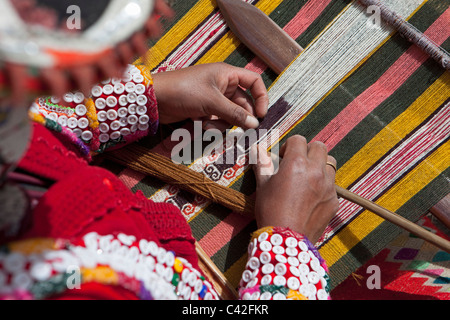 Peru, Patakancha, Patacancha, Dorf in der Nähe von Ollantaytambo. Indische Frau in traditioneller Kleidung zu weben. Stockfoto