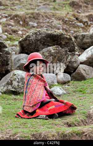 Peru, Patakancha, Patacancha, Dorf in der Nähe von Ollantaytambo. Indische Mädchen in traditioneller Tracht. Stockfoto