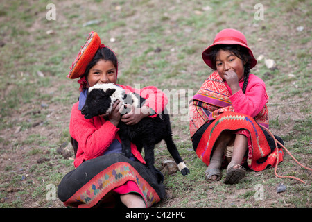 Peru, Patakancha, Patacancha, Dorf in der Nähe von Ollantaytambo. Indische Mädchen in Tracht, die Schafe hüten. Stockfoto