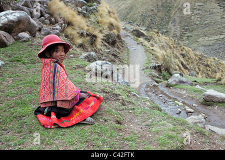 Peru, Patakancha, Patacancha, Dorf in der Nähe von Ollantaytambo. Indische Mädchen in traditioneller Tracht. Stockfoto