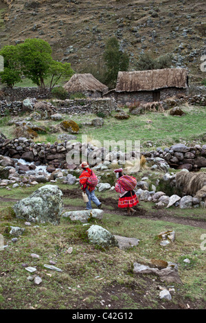 Peru, Patakancha, Patacancha, Dorf in der Nähe von Ollantaytambo. Indischer Mann und Frau in traditioneller Kleidung. Stockfoto