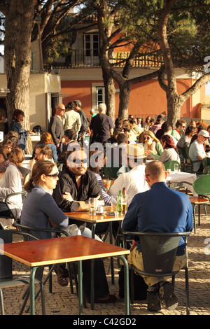 Lissabon Portugal die Miradouro da Graca Aussichtsterrasse öffnen Luft Café am Abend Stockfoto