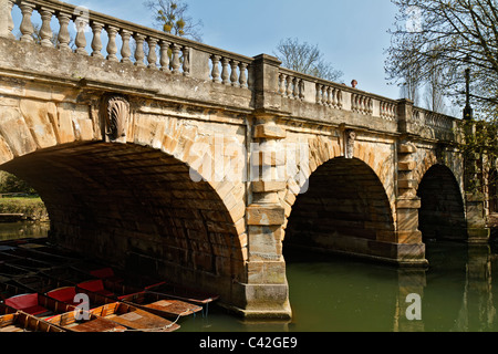 UK-Oxford-Boote an der Magdalen Bridge Stockfoto