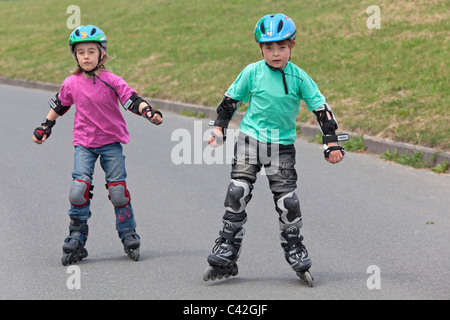 Bruder und Schwester Inline-Skaten zusammen Stockfoto