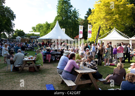 Menschen genießen Sie die Sonne bei der RHS Chelsea Flower Show, offiziell der großen Spring Show. Foto: Jeff Gilbert Stockfoto