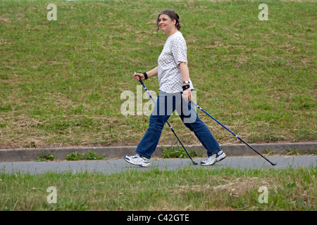 eine Frau mittleren Alters tun, Nordic Walking Stockfoto