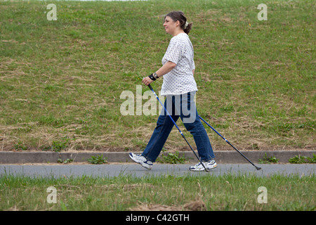 eine Frau mittleren Alters tun, Nordic Walking Stockfoto