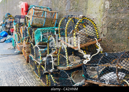 Hummer-Töpfe auf Findochty Hafenseite. Moray. Schottland. Stockfoto