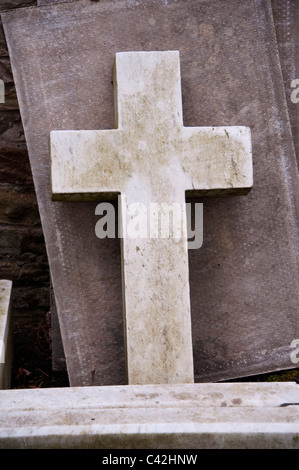 Steinkreuz im Friedhof Stockfoto