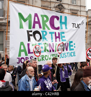 Mehr als 250.000 Menschen in London teilnehmen an der TUC März für die Alternative gegen Koalitionsregierung Ausgabenkürzungen Stockfoto