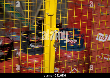 Gas Storage Cage links freigeschaltet Stockfoto