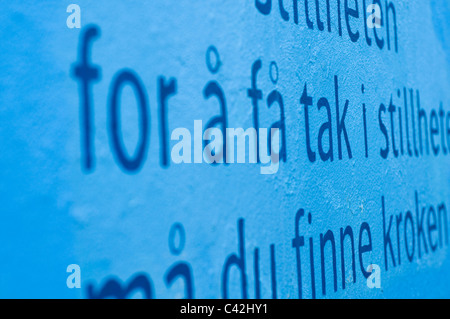 Ein Gedicht gemalt an der Wand eines Gebäudes in der Stadt Sortland in Norwegen Stockfoto