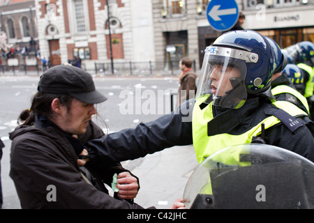 Riot Polizist schiebt ein Demonstrant während des Marsches für die Alternative Stockfoto