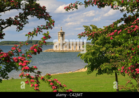 Normanton Kirche, Rutland Water im späten Frühjahr. St. Matthews Church wurde von Thomas Cundy entworfen und erbaut 1826-9. Stockfoto