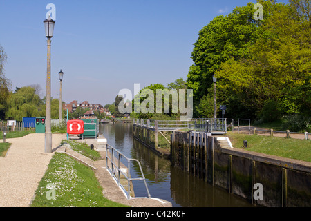 Die längste "Kahn" Sperre bei Teddington Lock auf der Themse in Middlesex, nachdem ein Boot flussabwärts verlassen hat Stockfoto