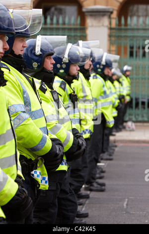 Linie der Polizei während der Störung auf dem Marsch zur Alternative Stockfoto