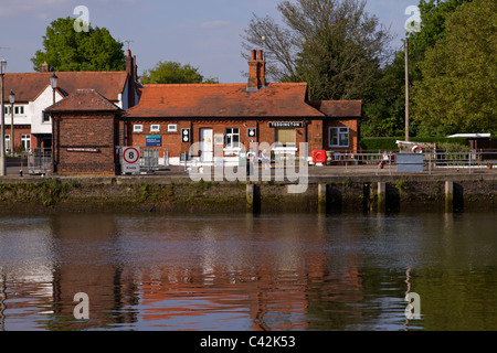 Teddington Lock Gebäude (Station) auf der Themse Sperre, Aufstellungsort von der berühmten "Fisch slapping Tanz" durchgeführt von Monty Python Stockfoto