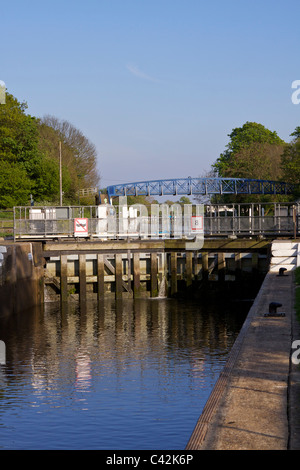 Die geschlossene Schleusentore bei Teddington Lock auf der Themse in Middlesex, nachdem ein Boot flussabwärts verlassen hat Stockfoto