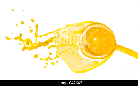 Orangensaft-Splash isoliert auf weißem Hintergrund Stockfoto