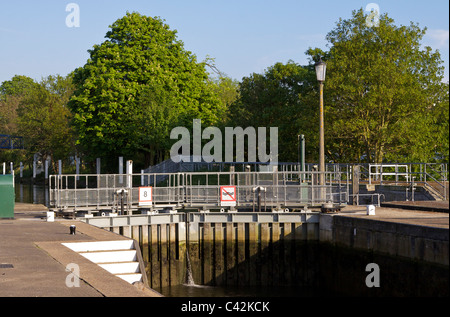 Die geschlossene Schleusentore bei Teddington Lock auf der Themse in Middlesex, nachdem ein Boot flussabwärts verlassen hat Stockfoto