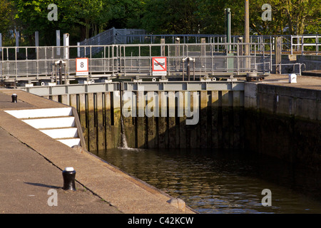 Die geschlossene Schleusentore bei Teddington Lock auf der Themse in Middlesex, nachdem ein Boot flussabwärts verlassen hat Stockfoto