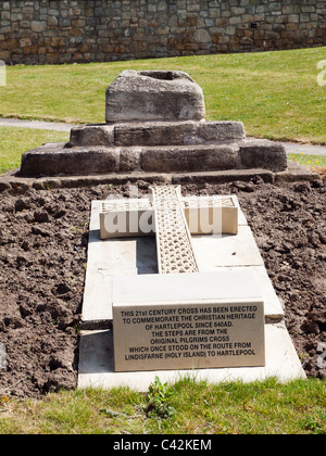 Ein neues Steinkreuz 2011 um Hartlepool Christian Heritage zu gedenken, da AD640 von St Hildas Kirche Heugh Hartlepool Landzunge Stockfoto