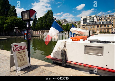 PARIS, FRANKREICH - 08. MAI 2011: Canauxrama Boat on Quai de Loire on Bassin de la Villette, Canal St-Martin, over to the Quai de seine Stockfoto