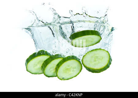 Gurkenscheiben Spritzwasser isoliert auf weißem Hintergrund Stockfoto
