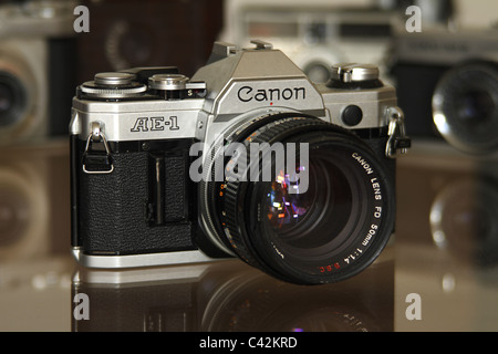 Canon AE-1 Spiegelreflexkamera mit Canon FD 50 mm 1:1,4 Objektiv Stockfoto