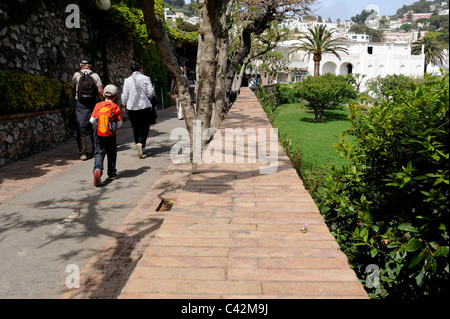 Via G. Matteotti führt zu den Giardini di Augusto, Gärten des Augustus. Die Menschen sind Fuß vom Garten in die Capri-Stadt Stockfoto