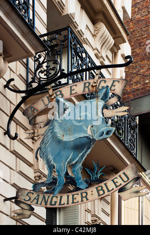 PARIS, FRANKREICH - 08. MAI 2011: Metallschild für die Auberge Sanglier Bleu (Blue Boar inn) in Boulevard de Clichy, Pigalle Stockfoto