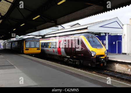 Langlauf super Voyager 221 125 Heinrichs des Seefahrers Zug warten darauf, von Paignton Bahnhof Devon England uk abweichen Stockfoto