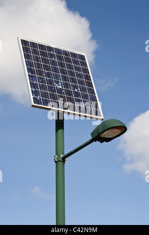 Straßenlaterne, angetrieben von einem Solar-Panel. Stockfoto