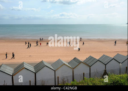 Blick vom Zug der Strandhütten und Menschen auf Goodrington Sands Devon England uk Stockfoto