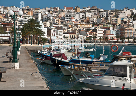 Blick über den Hafen auf Sitia in Nord Ost Kreta, Griechenland. Stockfoto